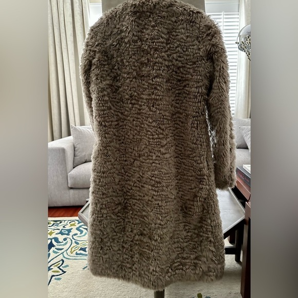 H&M Luxury Faux Fur Coat Size 2 Please READ DESCRIPTION FOR MEASUREMENTS - Picture 2 of 7
